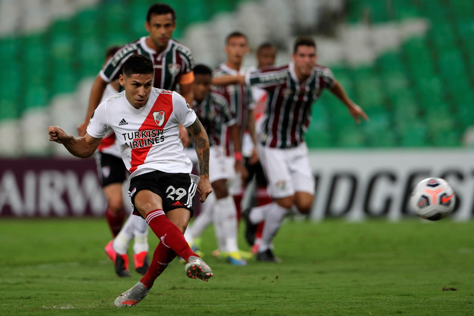 Gonzalo Montiel lanza un penalti en el Fluminense-River de la Copa Libertadores.