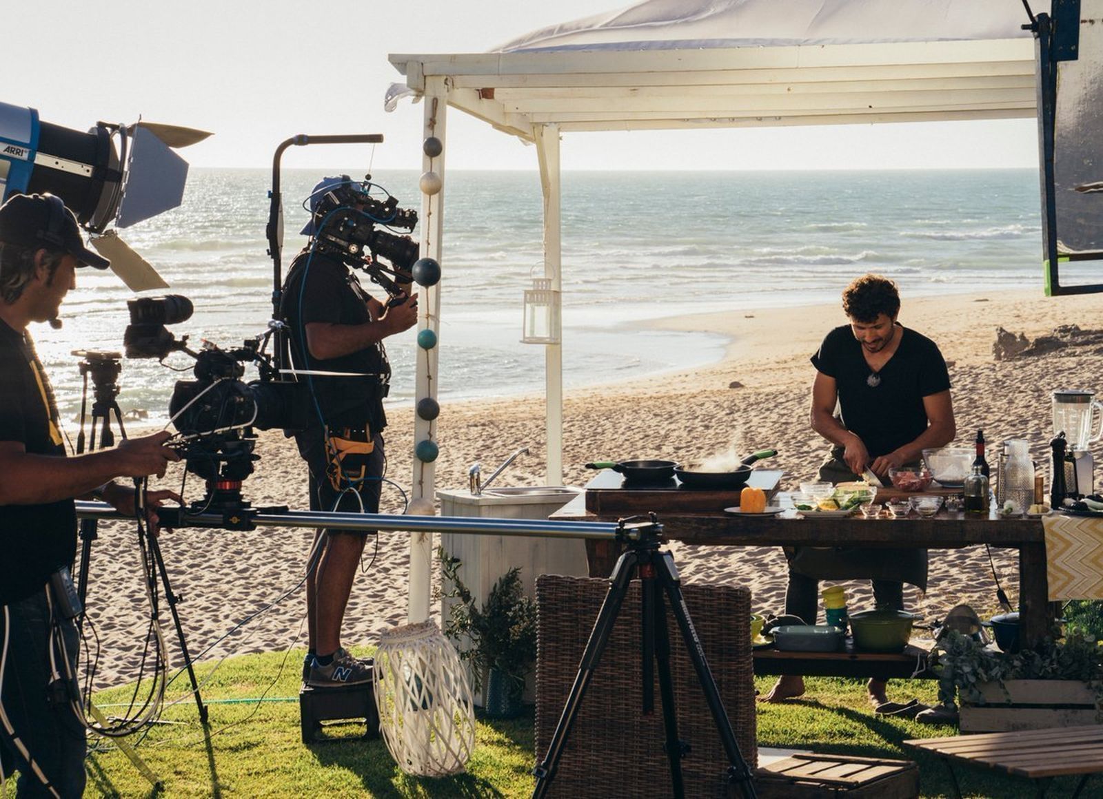 Set de rodaje del nuevo programa 'Aires de Cádiz', con la playa de Zahara de los Atunes de fondo.