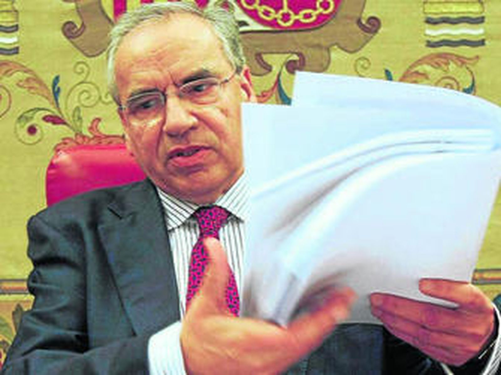 Alfonso Guerra, con los documentos de la nueva ley, en el Congreso.