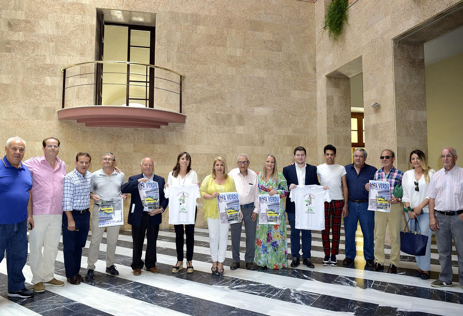Los asistentes al acto de presentación del musical para Verdú posan en el Ayuntamiento.