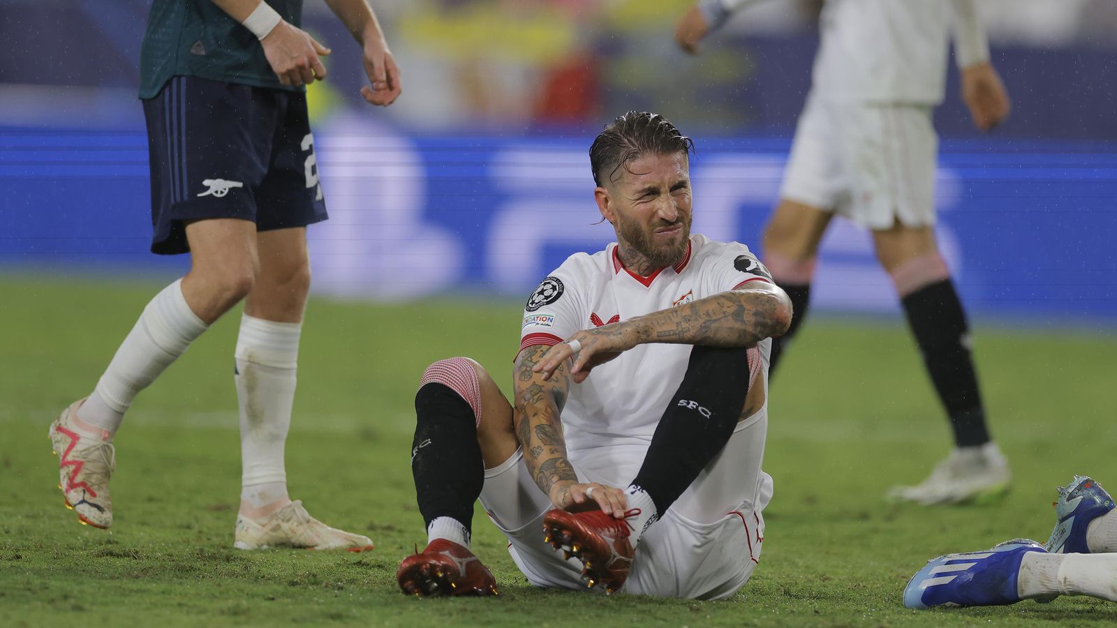 Sergio Ramos se duele de un golpe.