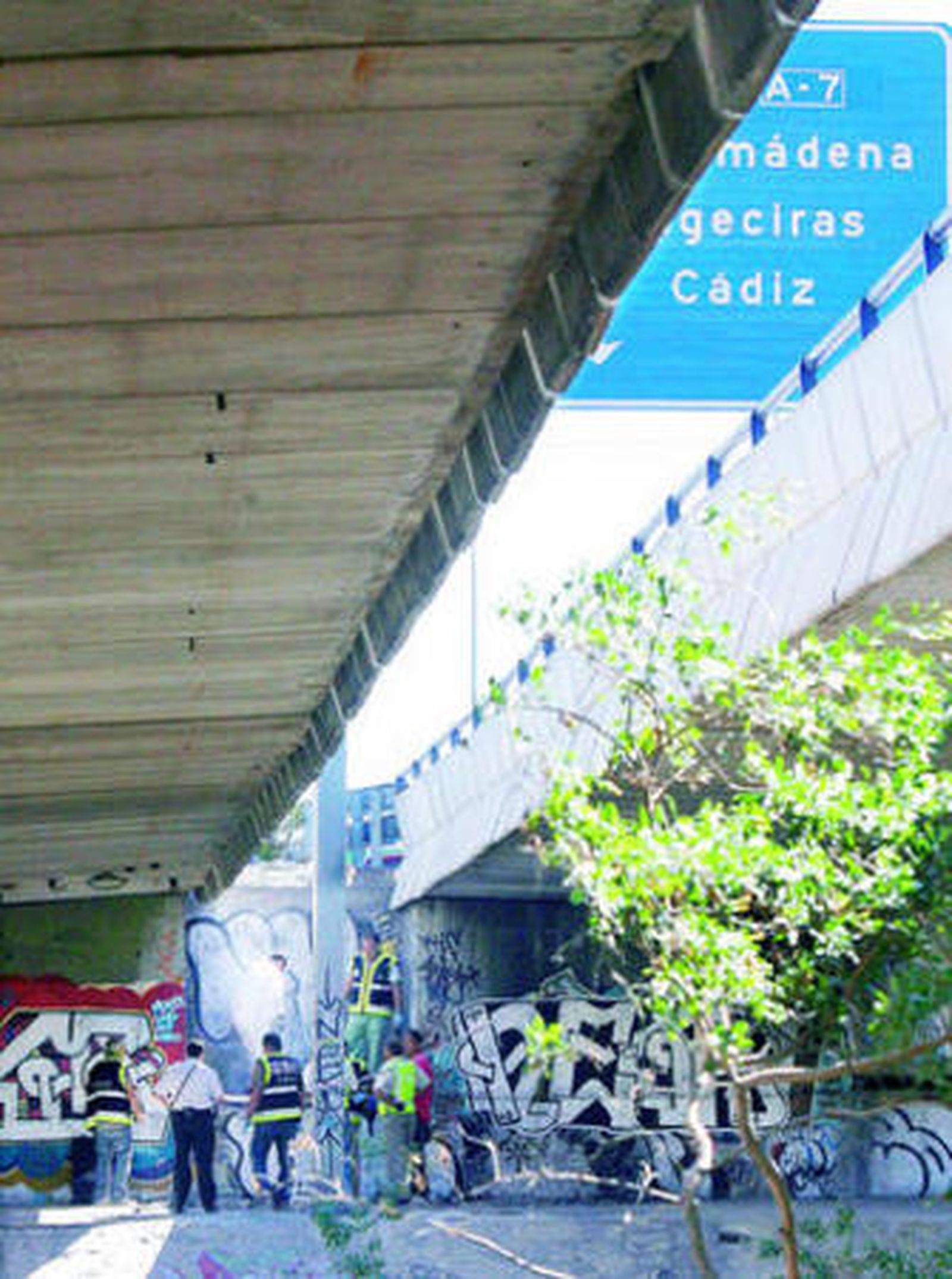 Los agentes inspeccionan el lugar donde estaba el artefacto.