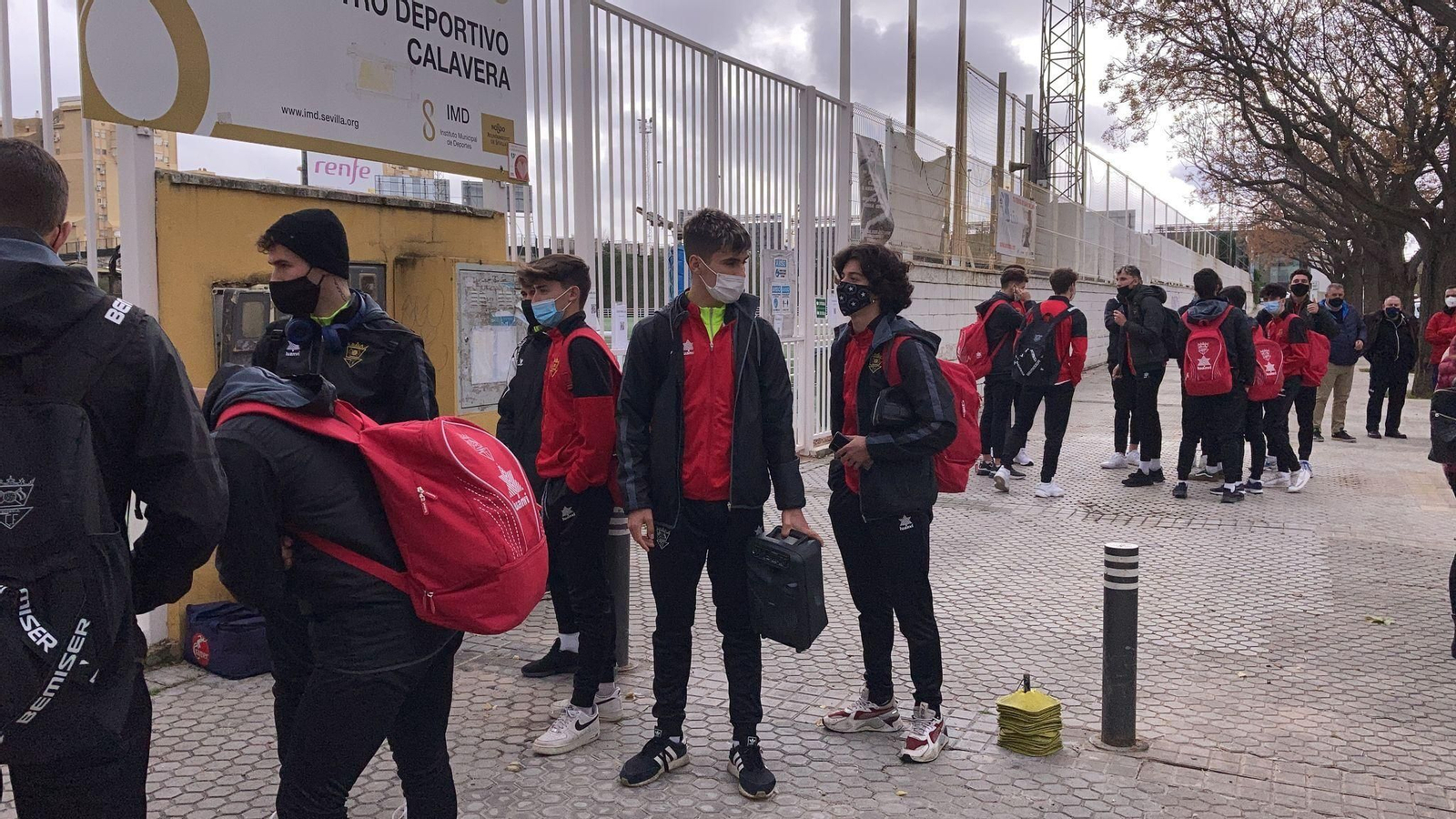 Los jugadores del Séneca, a las puertas del Centro Deportivo Calavera.