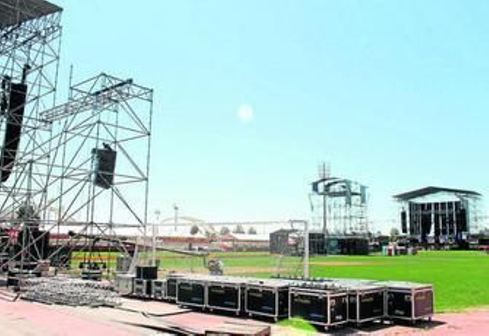 Los escenarios enfrentados del 101 Sun Festival en el Estadio de Atletismo Ciudad de Málaga, ayer. Los escenarios enfrentados del 101 Sun Festival en el Estadio de Atletismo Ciudad de Málaga, ayer.