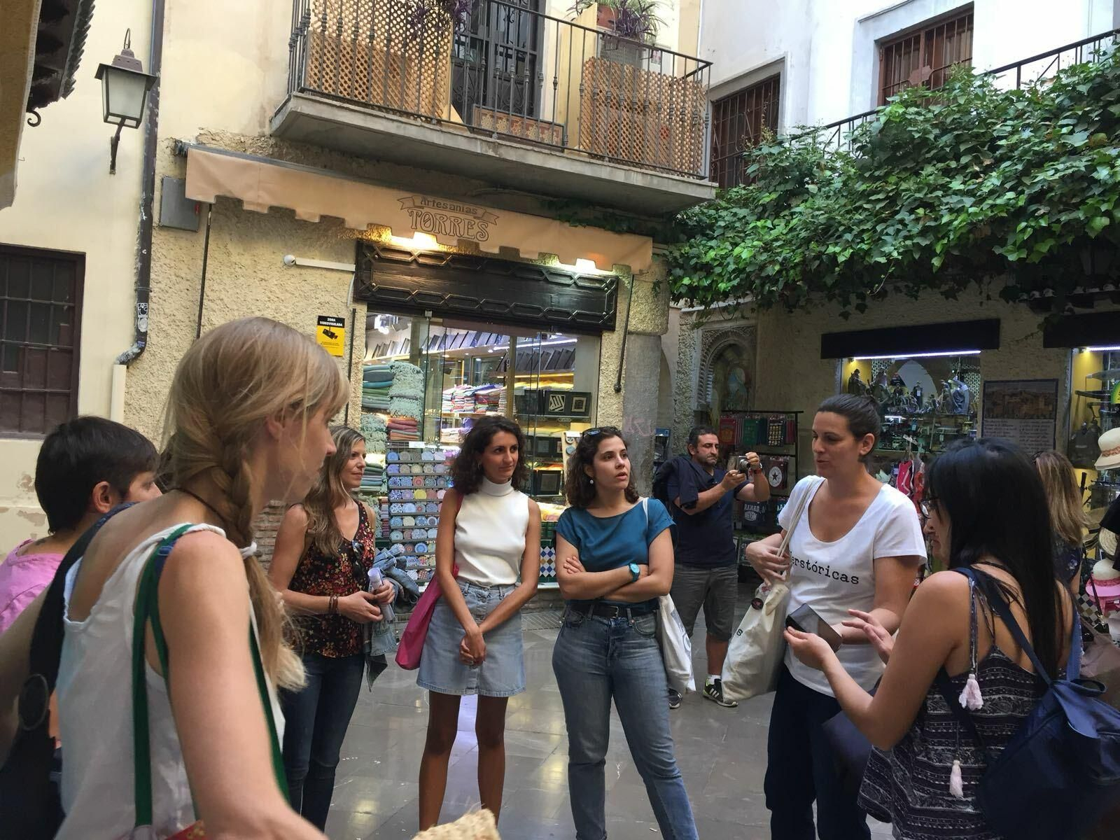 Usuarios atienden a la charla que se da durante el paseo de la asociación Herstóricas.