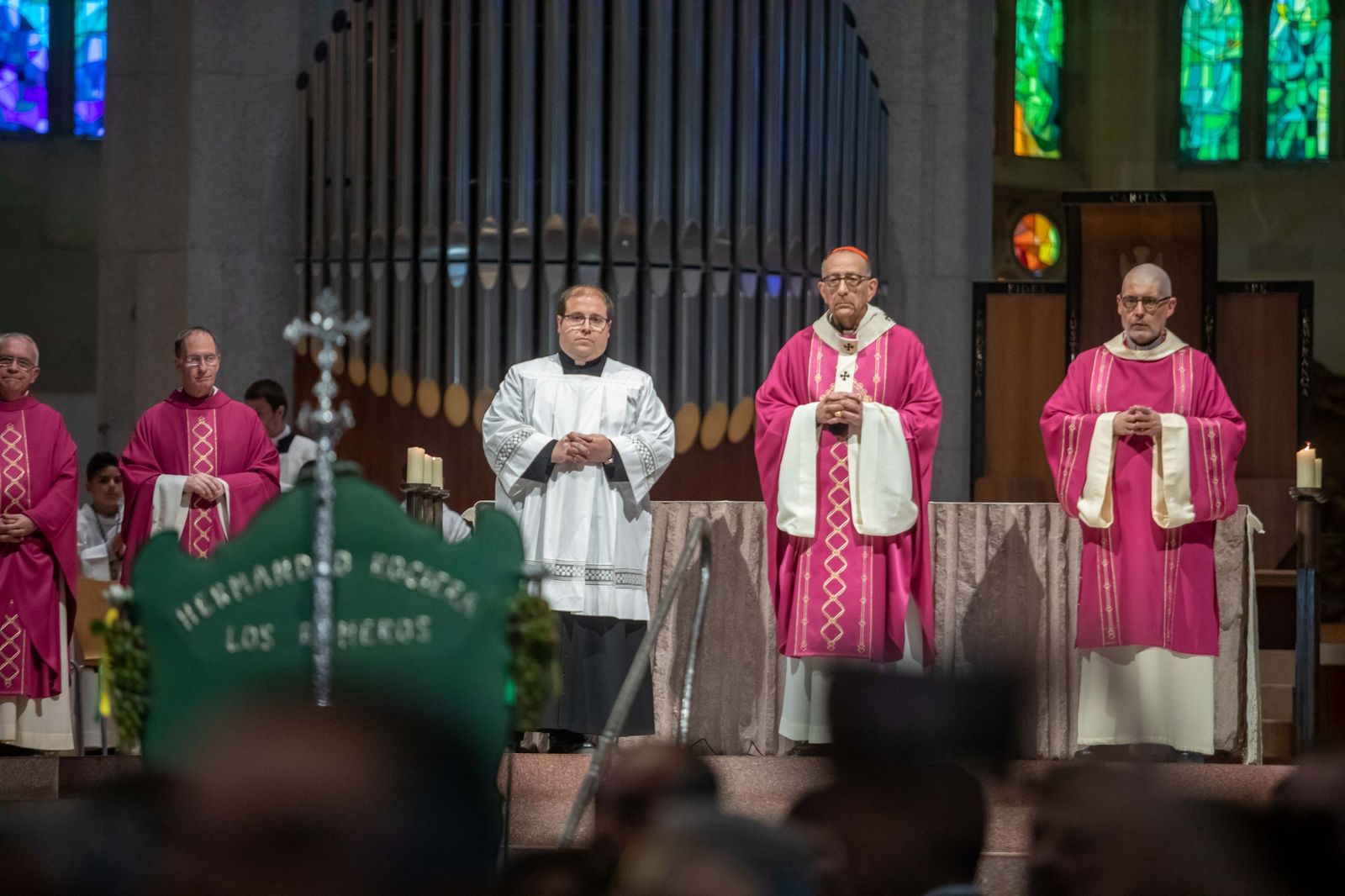 Fotos de Juanma Moreno en la Sagrada Familia de Barcelona durante la misa del 50 aniversario de la romería del Rocío en Cataluña