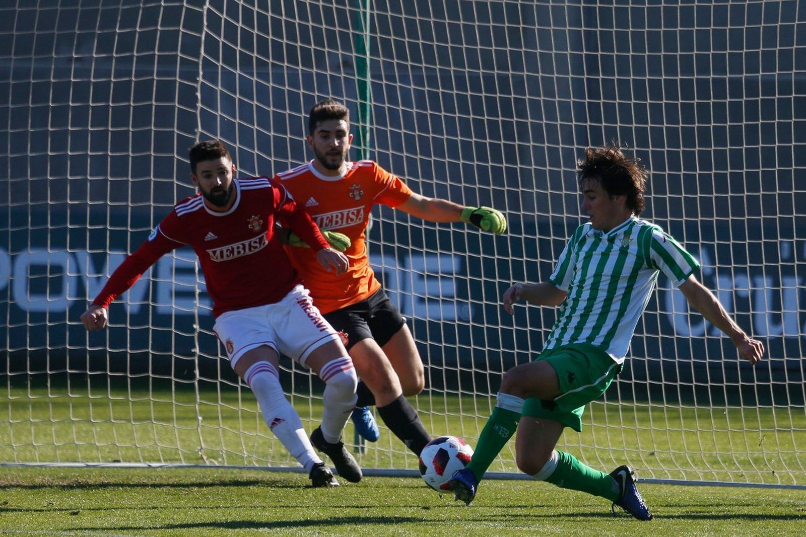 Troyano y Gonzalo intentan evitar el remate de un jugador del Betis B.