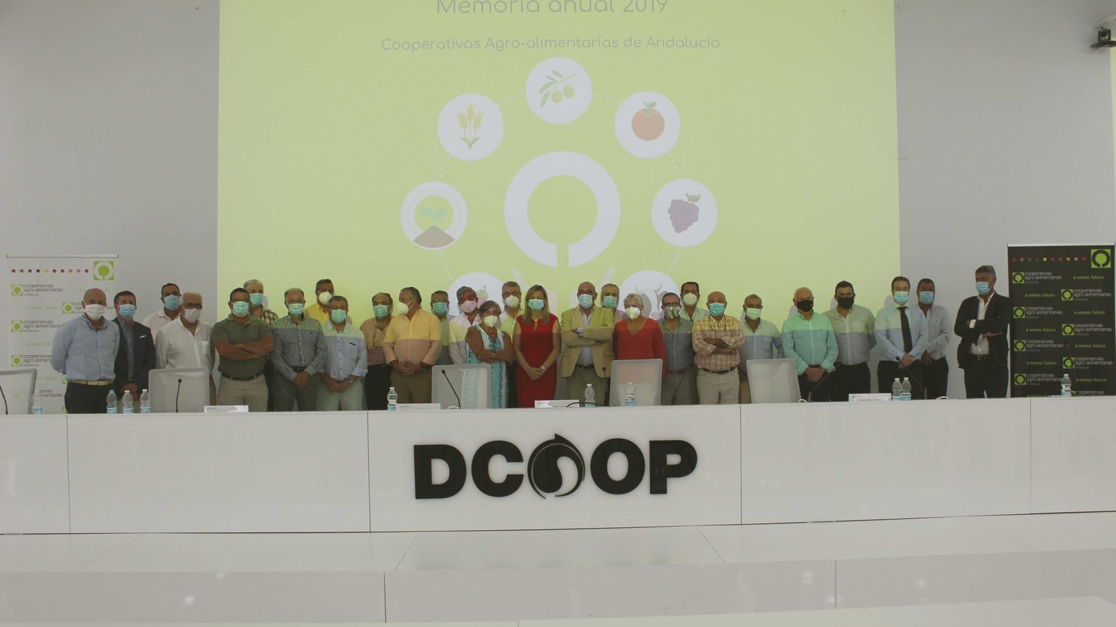 Foto de familia de los asistentes a la Asamblea General de Cooperativas Agro-alimentarias de Andalucía.