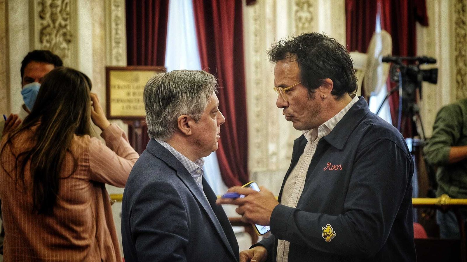 El portavoz socialista, Óscar Torres, charla con el alcalde José María González 'Kichi.