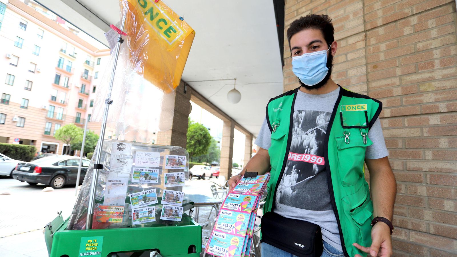Un vendedor muestra cupones del Extra de Verano en una esquina de Pablo Rada.