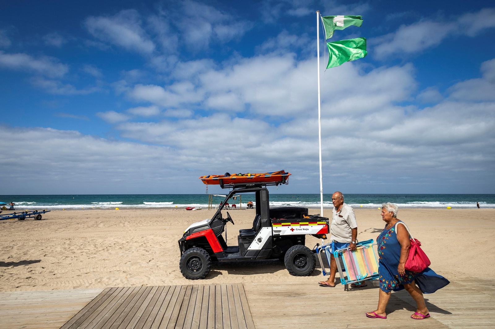 En imágenes: así se pone a prueba el servicio de socorrismo y salvamento de la playa de Camposoto