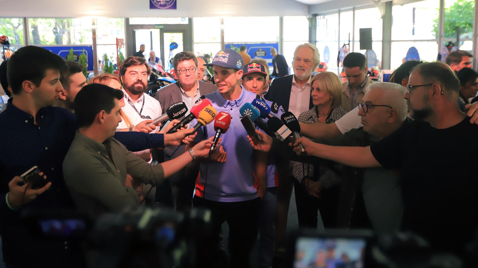 Marc y Alex Márquez inauguran 'Garage 93' en Jerez