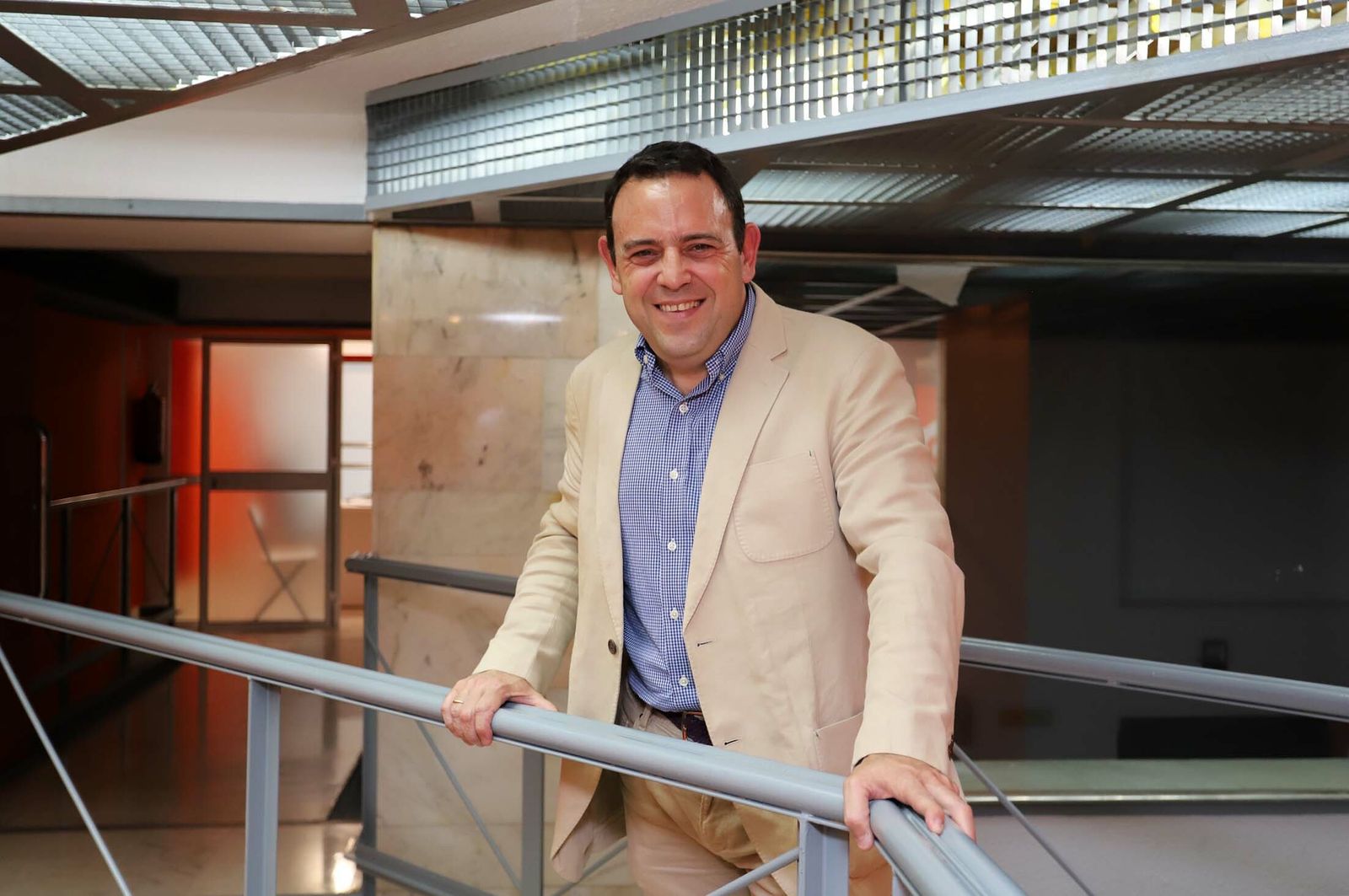 El candidato de Ciudadanos por Huelva, Carlos Hermoso, posa para la entrevista en la sede de su partido.