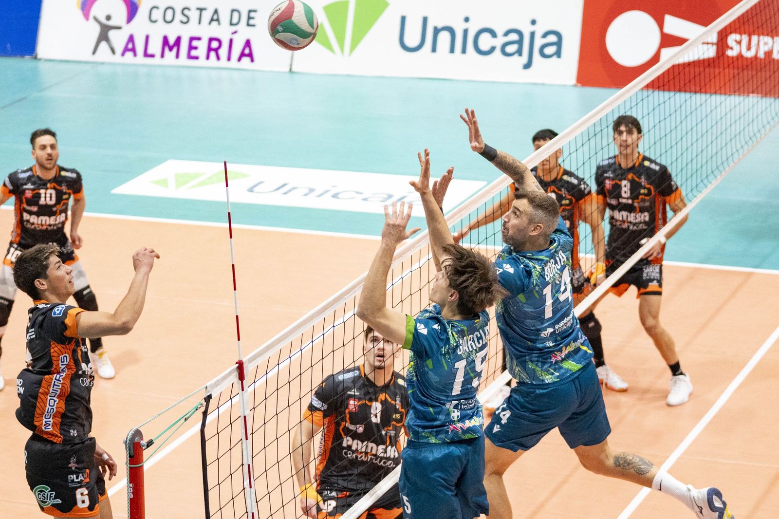 Las imágenes del partido entre Unicaja Costa de Almería y Pamesa Teruel de Superliga de voleibol
