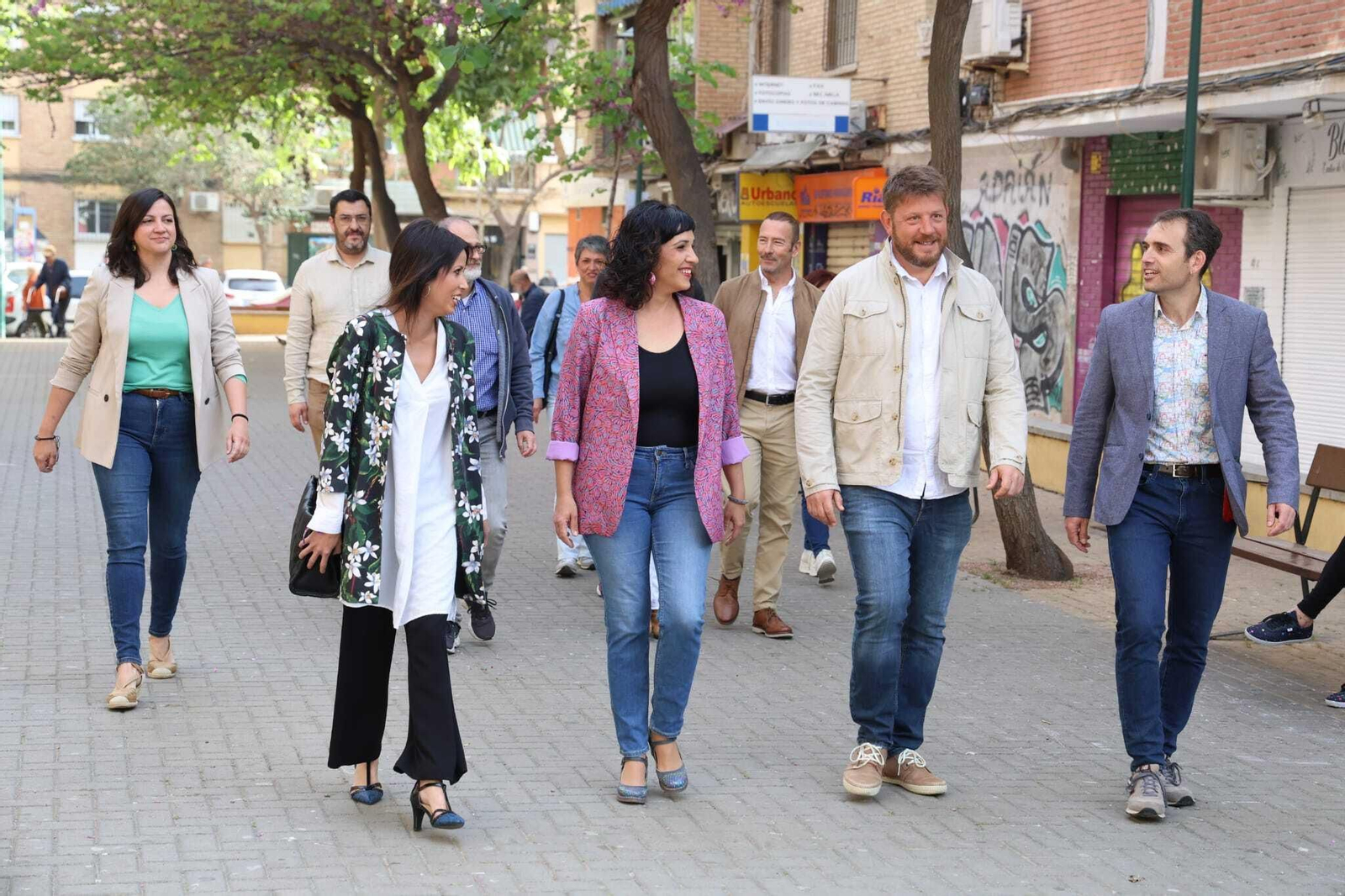 Toni Morillas, en el centro con americana de flores en tonos malva.
