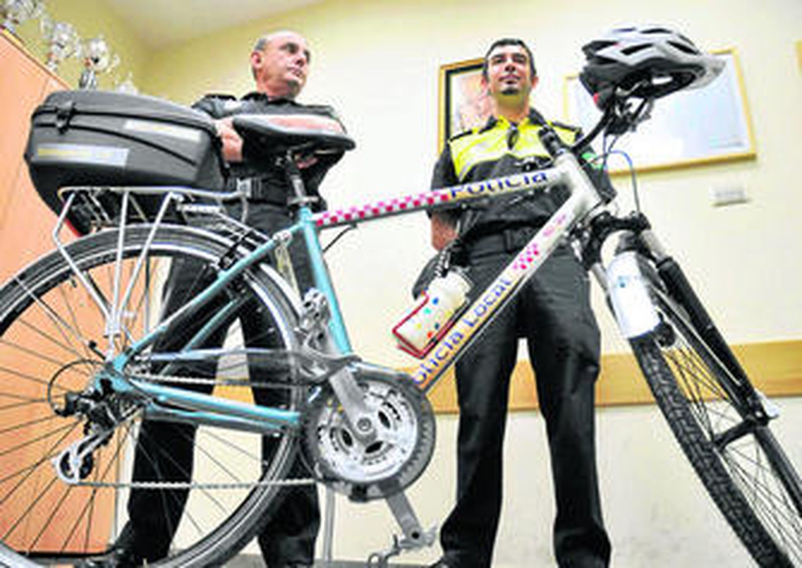 El agente Enrique González, con la bicicleta expuesta ayer en la comisaría de la Macarena.