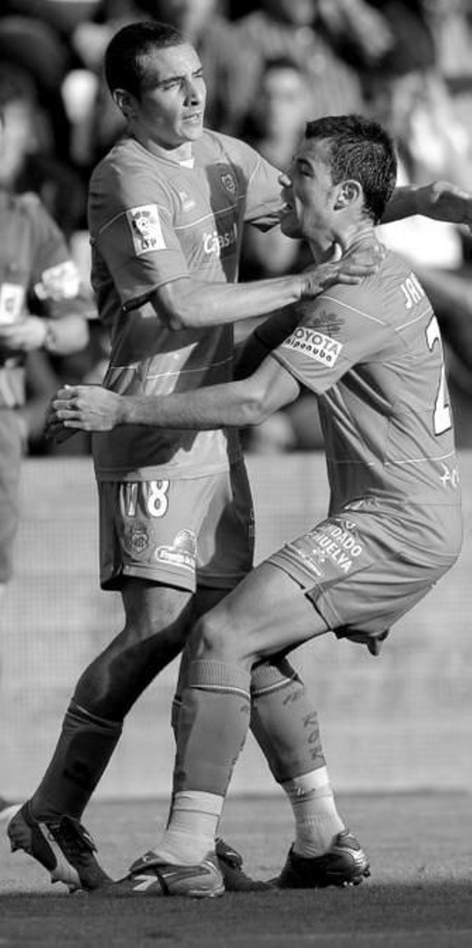 Marco Ruben y Javi Fuego celebran el gol anotado por el delantero argentino al filo del descanso.