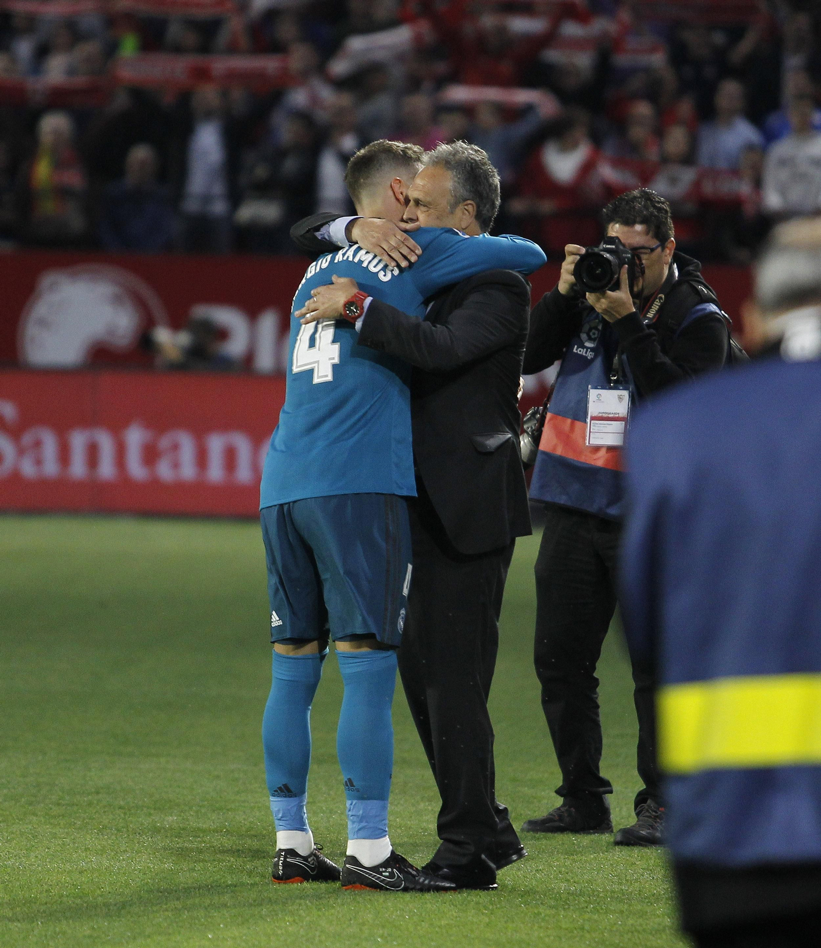 Joaquín Caparrós se abraza con Sergio Ramos antes de que comience el partido.