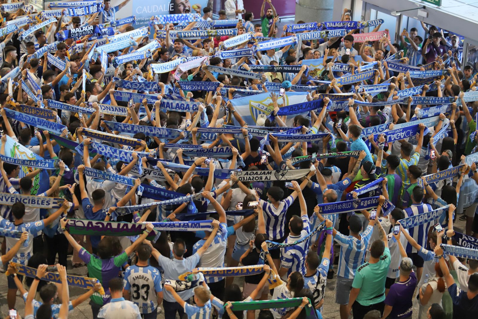 El espectacular preámbulo en el aeropuerto con la afición