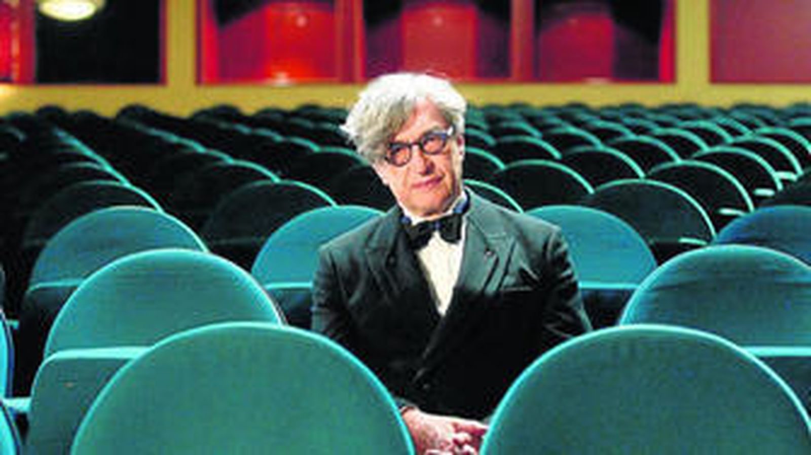 Sobre estas líneas, Wim Wenders (Düsseldorf, 1945). A la izquierda, 'Automat' (1927) de Edward Hopper  y, debajo, Gary Cooper en 'El hombre del Oeste' (1958) de Anthony Mann.