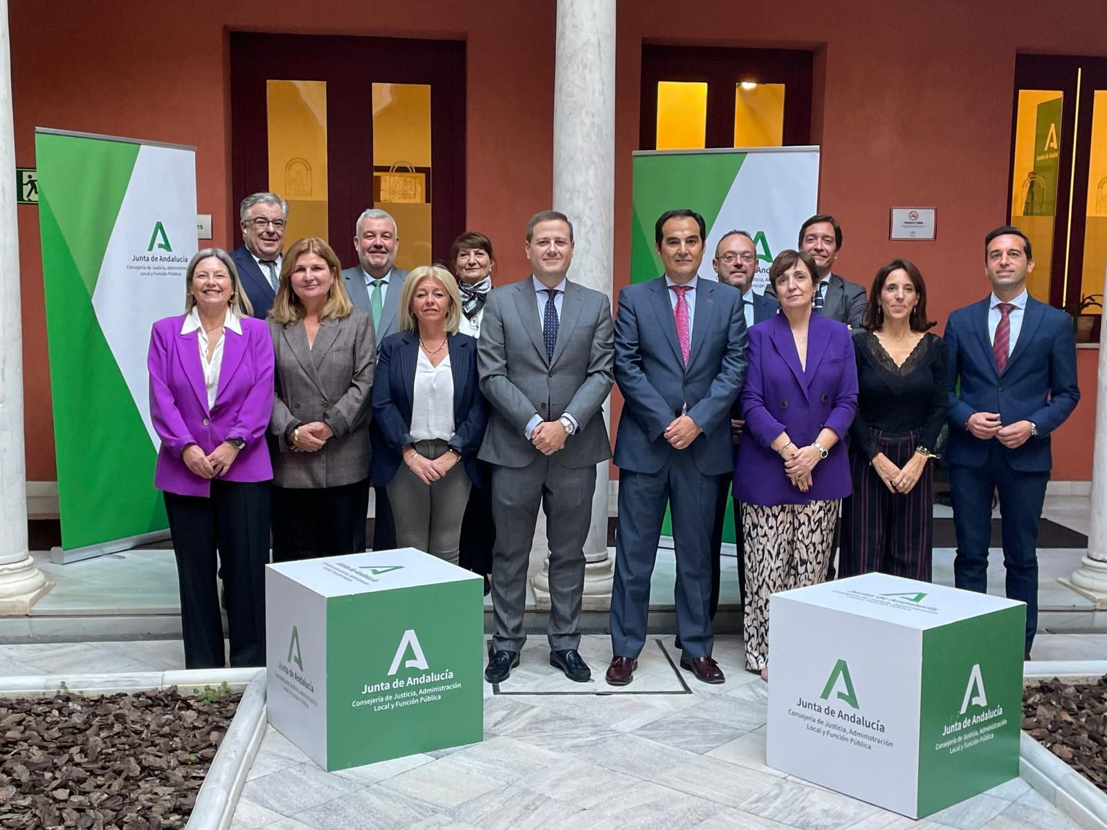 Firma del convenio con profesionales de la Procura