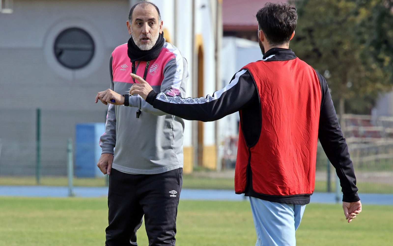 Romerito charla con Menéndez en un entrenamiento. Romerito charla con Menéndez en un entrenamiento.