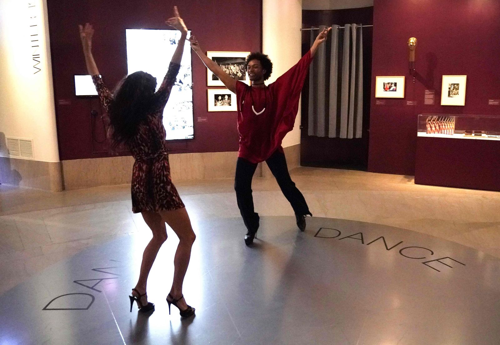 Dos bailarines en la exposición sobre Studio 54.