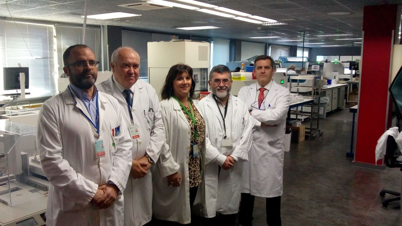 Responsables del área y del Hospital de Poniente, en el laboratorio del centro