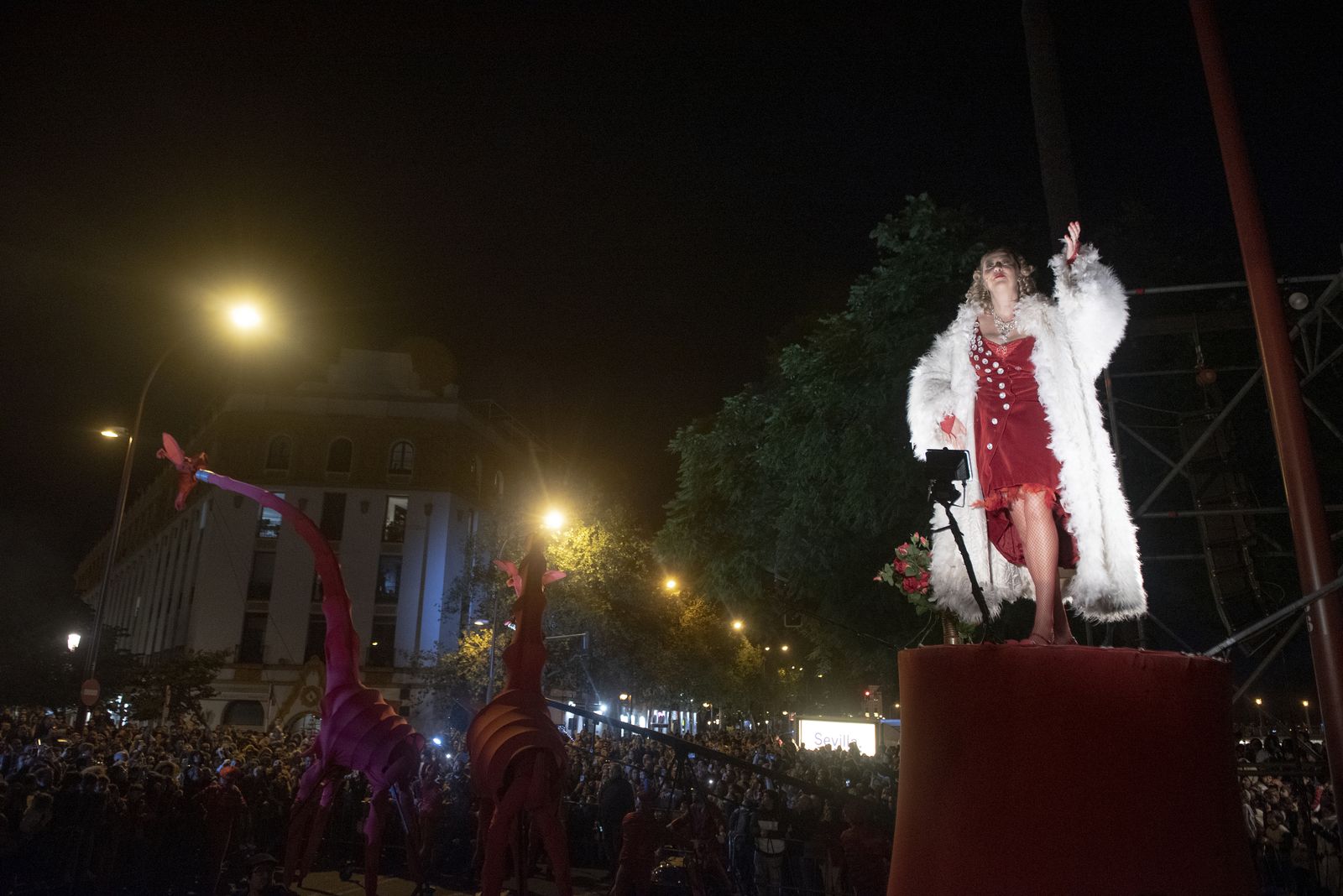 Las imágenes del pasacalles con marionetas gigantes de jirafas, por el Paseo de Colón