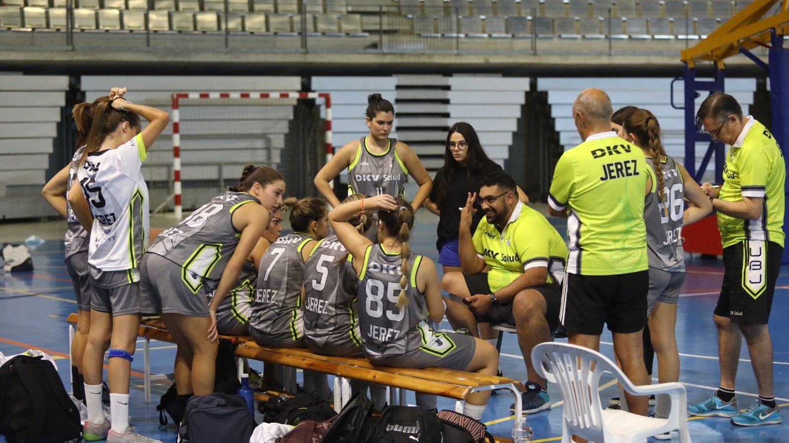 Galán, dando instrucciones a sus jugadoras en un partido de esta temporada.