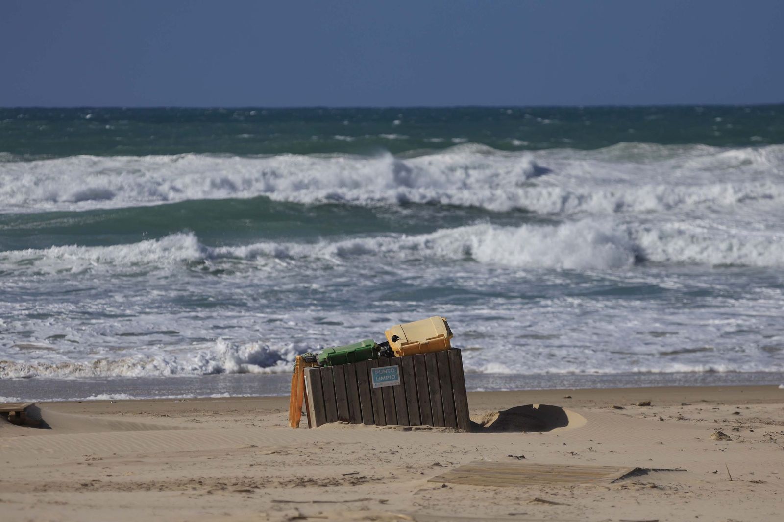Las fotografías del paseo marítimo de Los Lances tras la borrasca Oriana