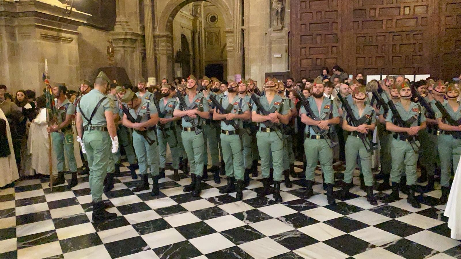 La Legión en el interior de la Catedral.