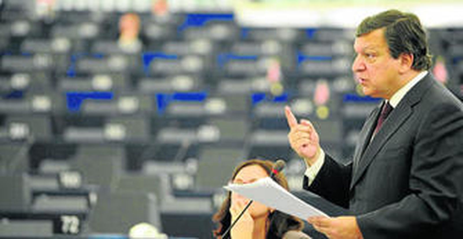 Barroso interviene ayer en el debate sobre las fronteras interiores del espacio Schengen ante la Eurocámara, en Estrasburgo.