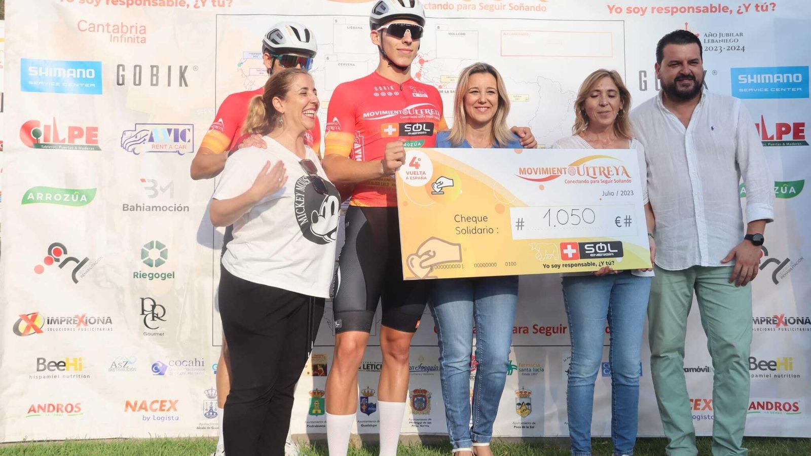 Un momento de la entrega del cheque solidario.