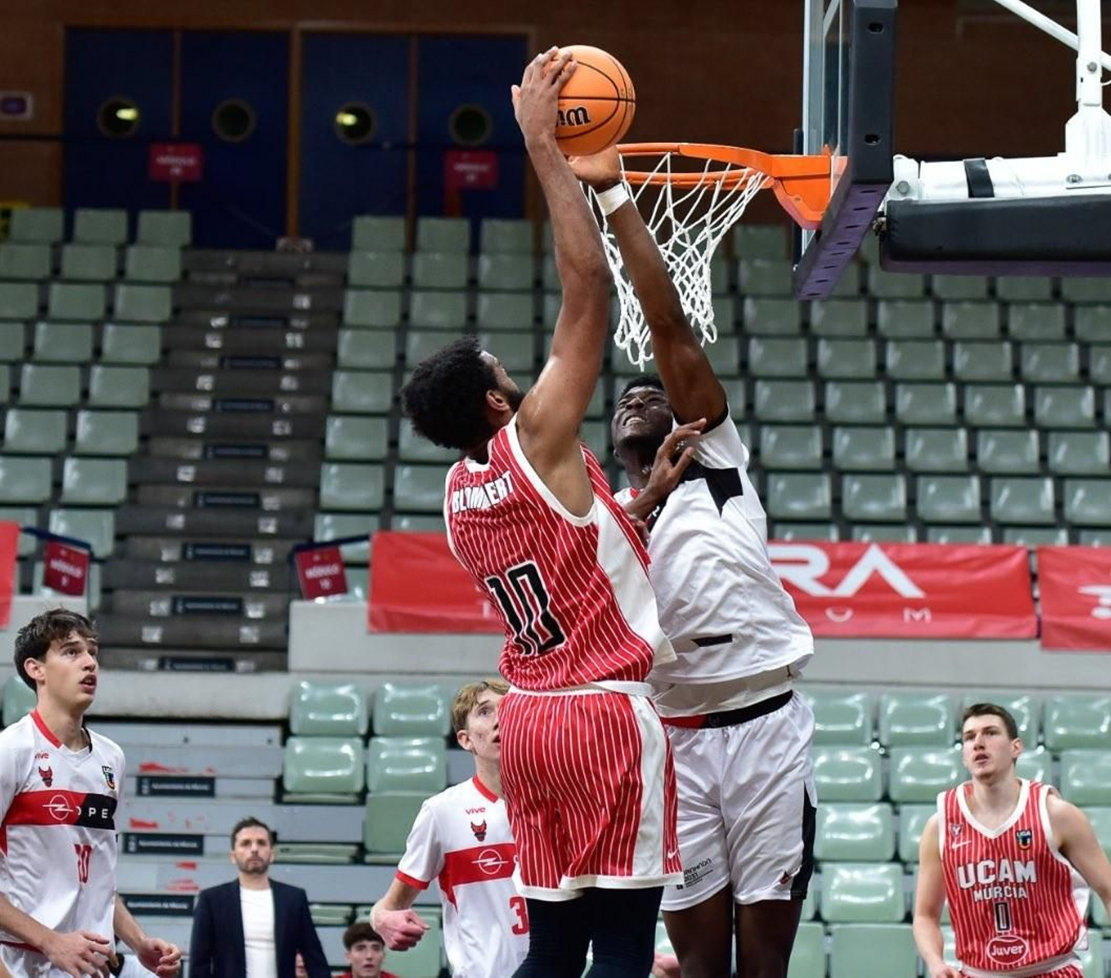 Una acción del partido jugado este viernes en Murcia