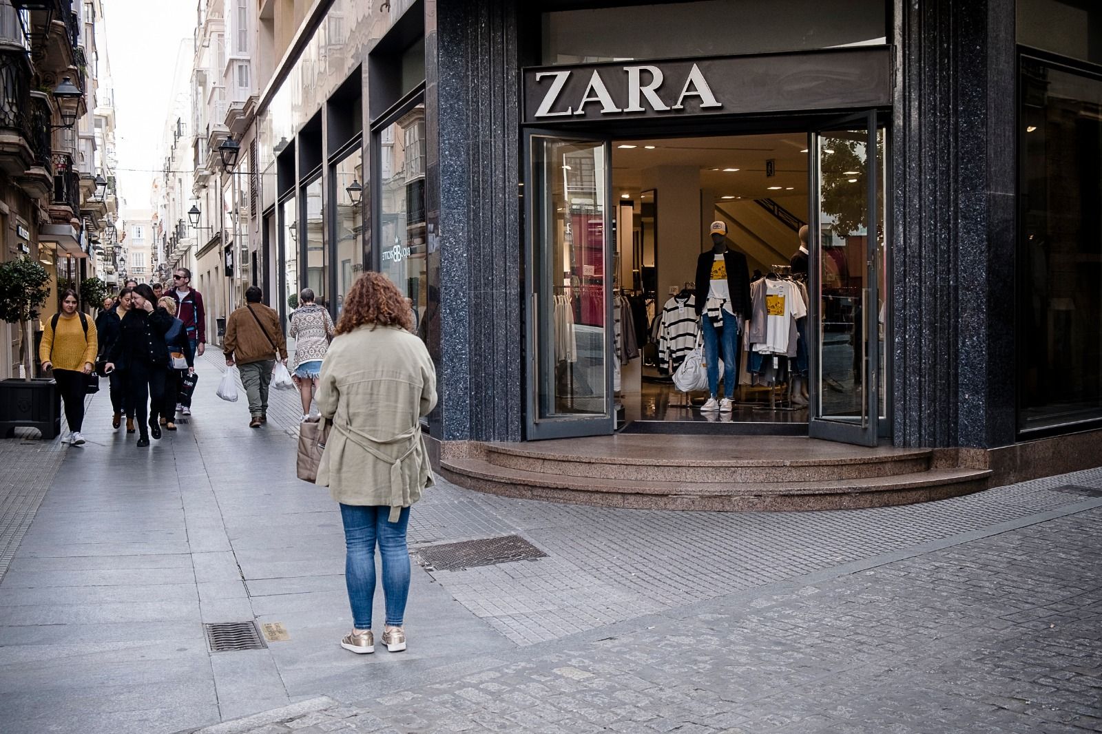 Imagen de Zara Caballero, en la calle Columela, esquina con la plaza del Palillero.