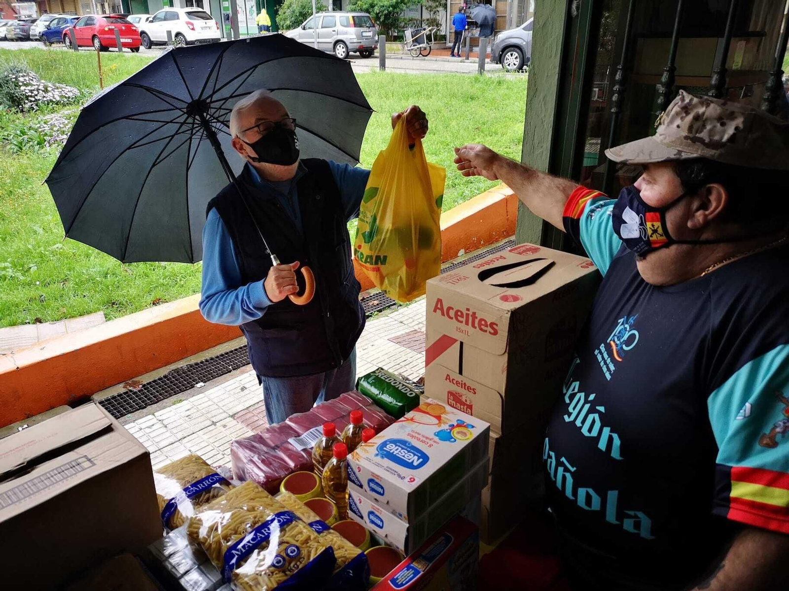 Un hombre entrega una bolsa en la hermandad.