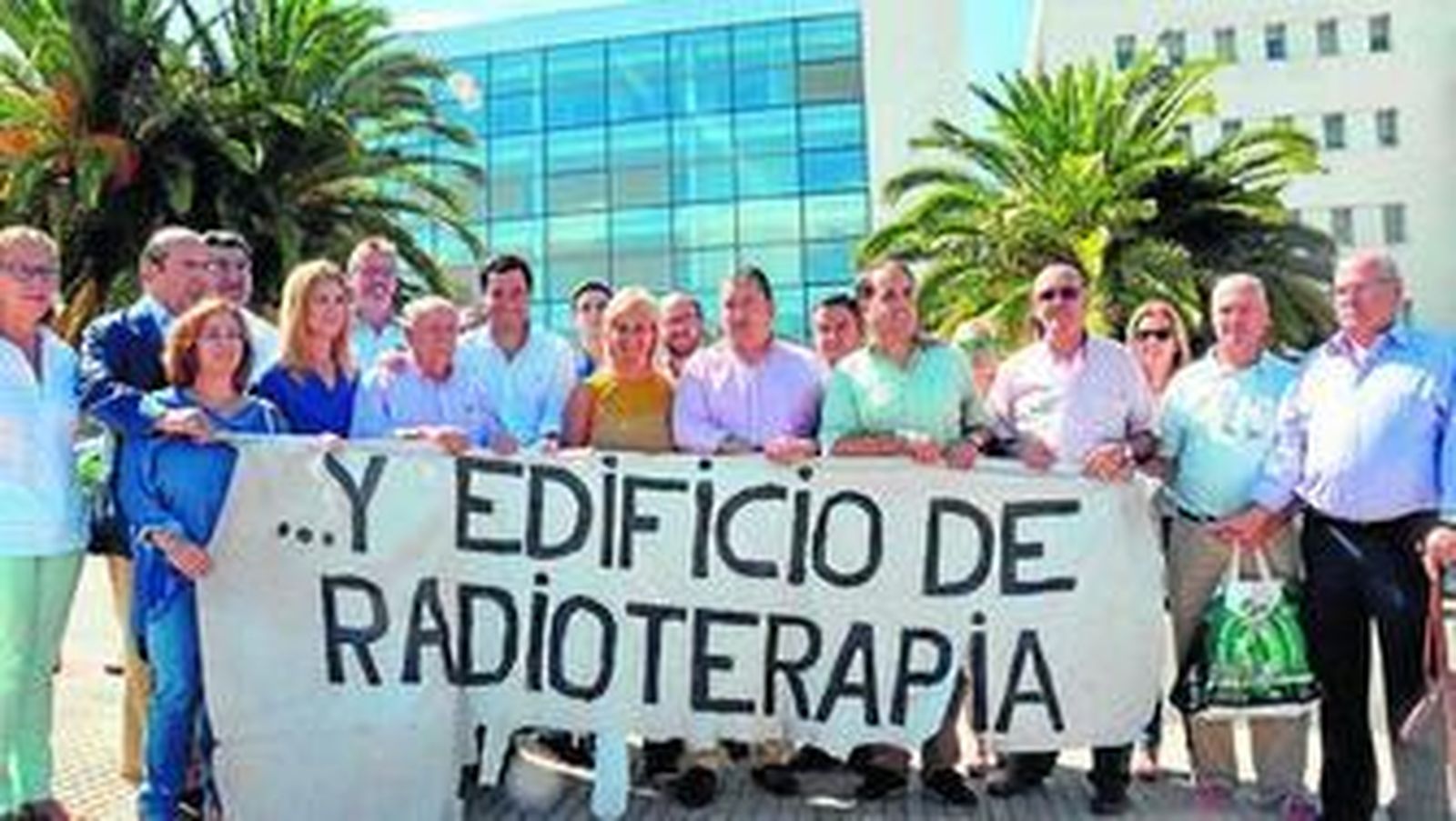 Juan Manuel Moreno, junto a otros líderes del Partido Popular, con una pancarta reivindicativa.