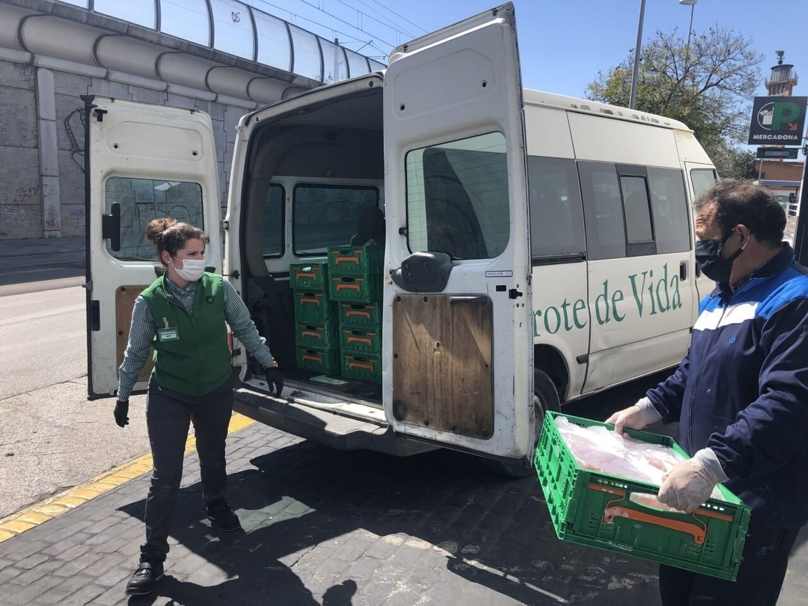 Reparto de alimentos de unos trabajadores de Mercadona.