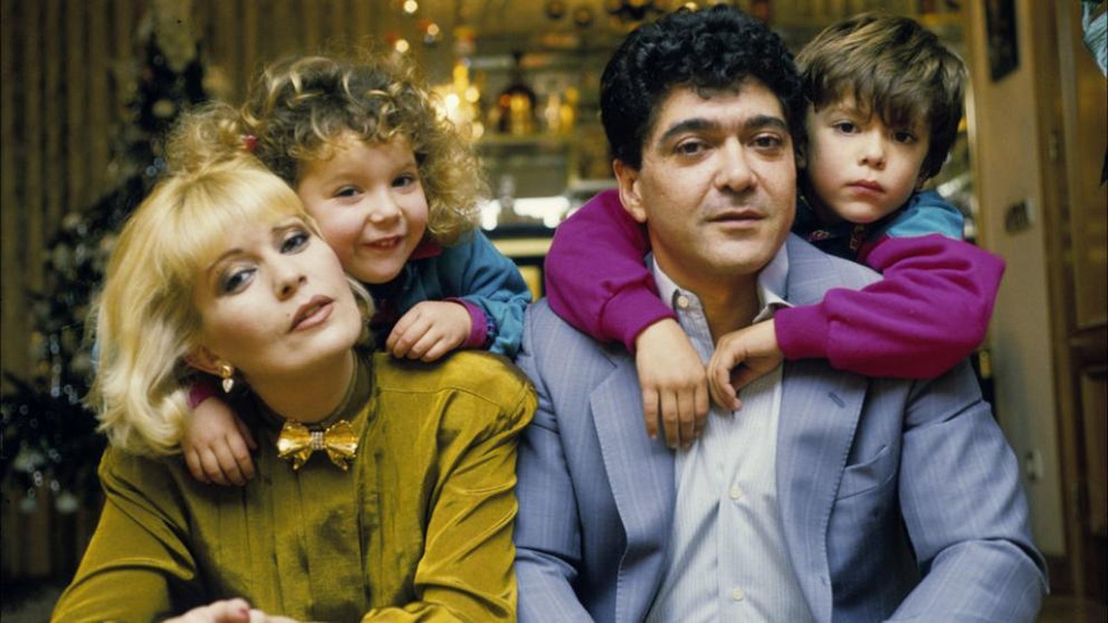 Bárbara y Ángel Cristo, con sus dos hijos, cuando aún formaban una familia unida.