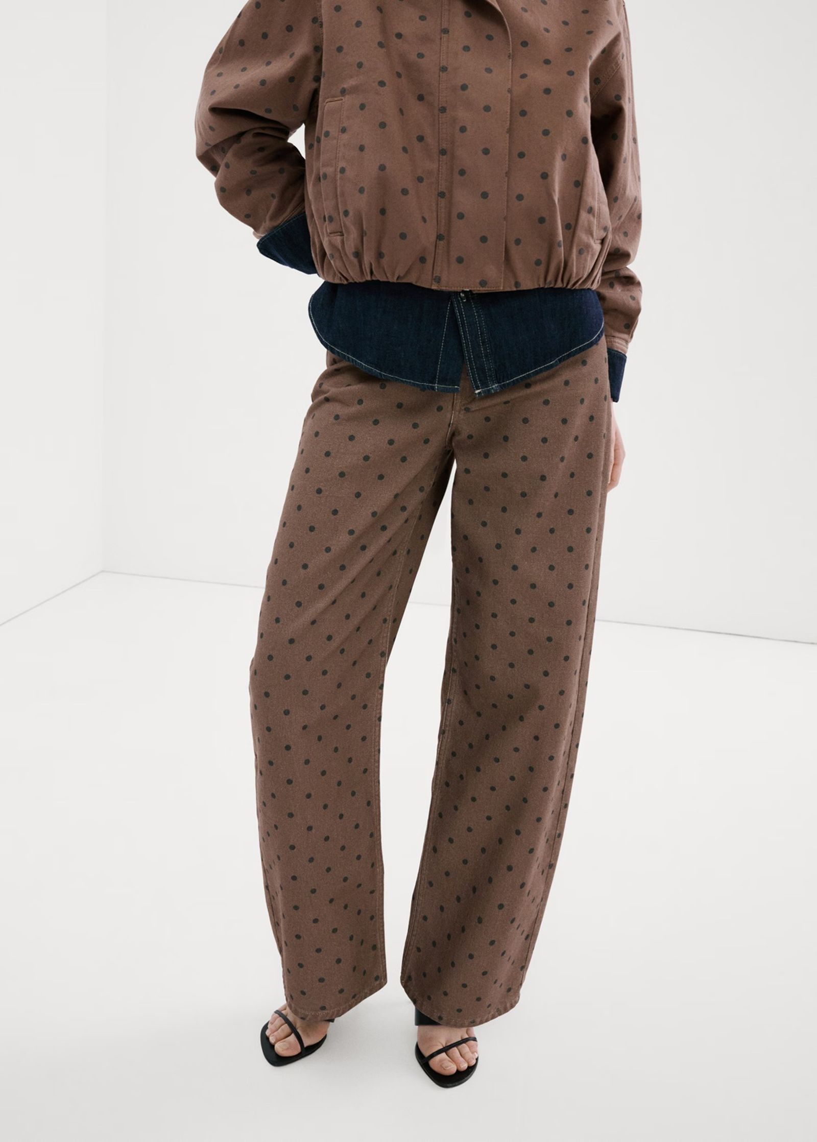 Vaqueros ballon de lunares de Mango.