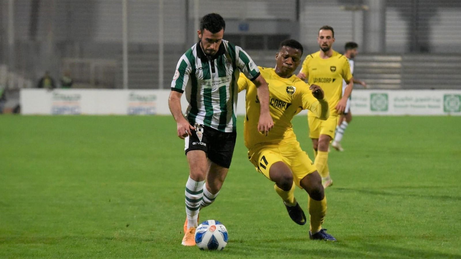 Puga intenta zafarse de Rabia, delantero del Al Khalidiya.