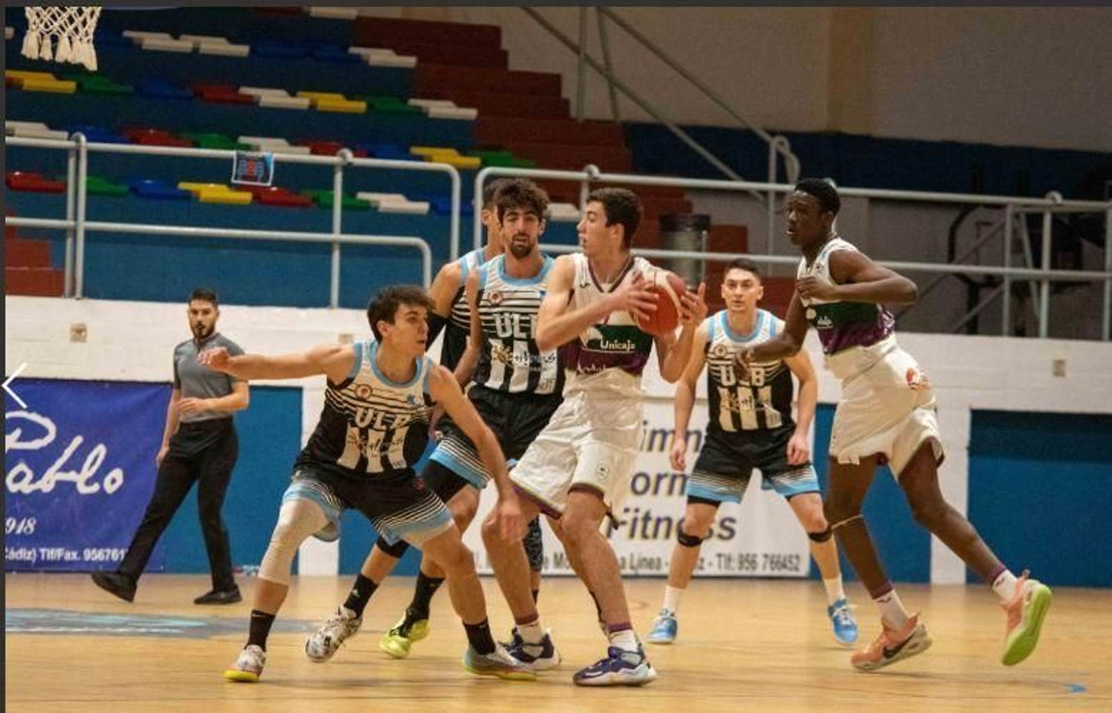 Un partido de baloncesto en el pabellón de La Línea