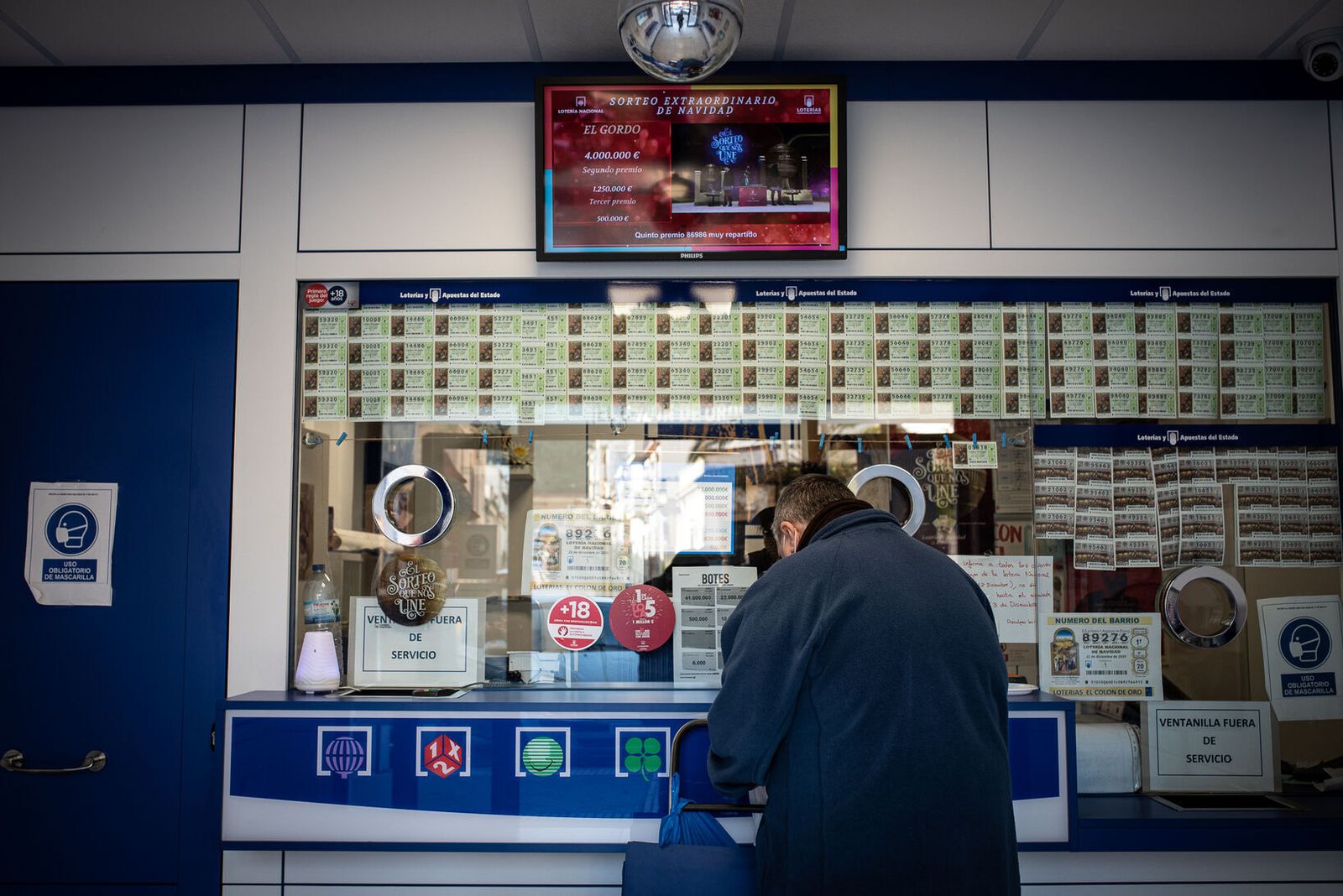 Un hombre en una administración de lotería onubense.