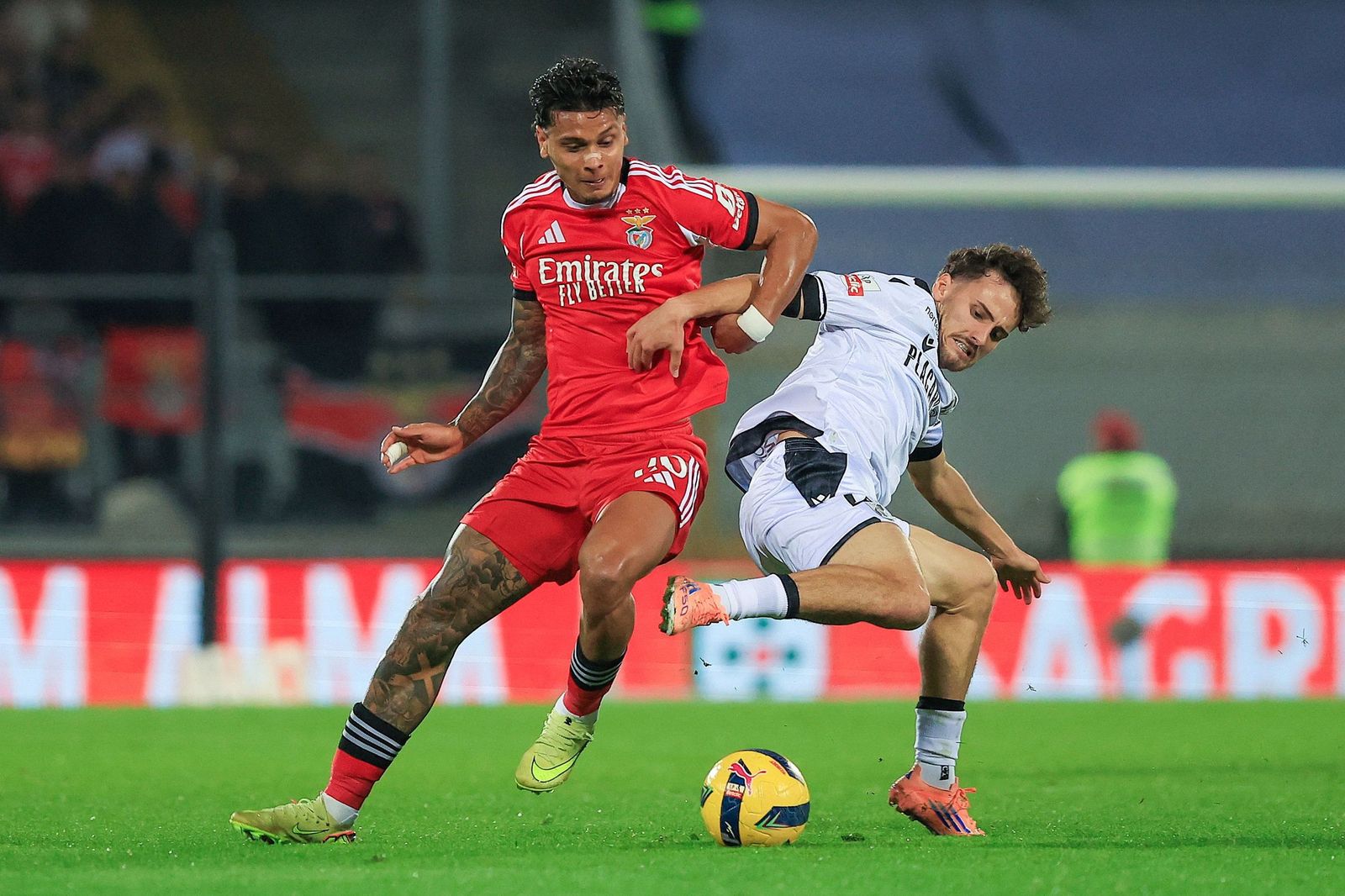 El almeriense Fabio Blanco disputa un balón con un jugador del Benfica durante un partido de la presente temporada.