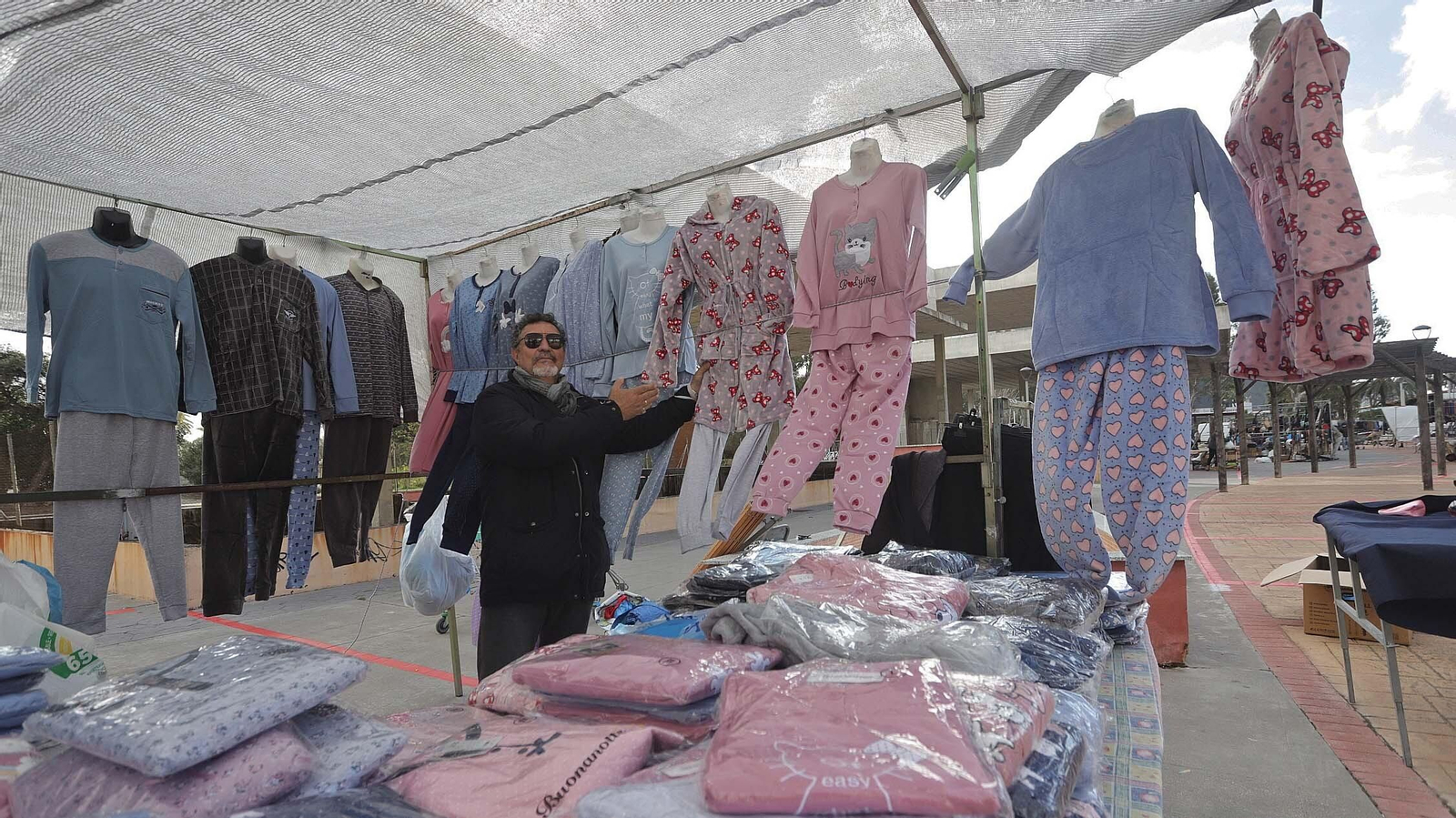 Fotos de la apertura del Mercado provisional en La Línea