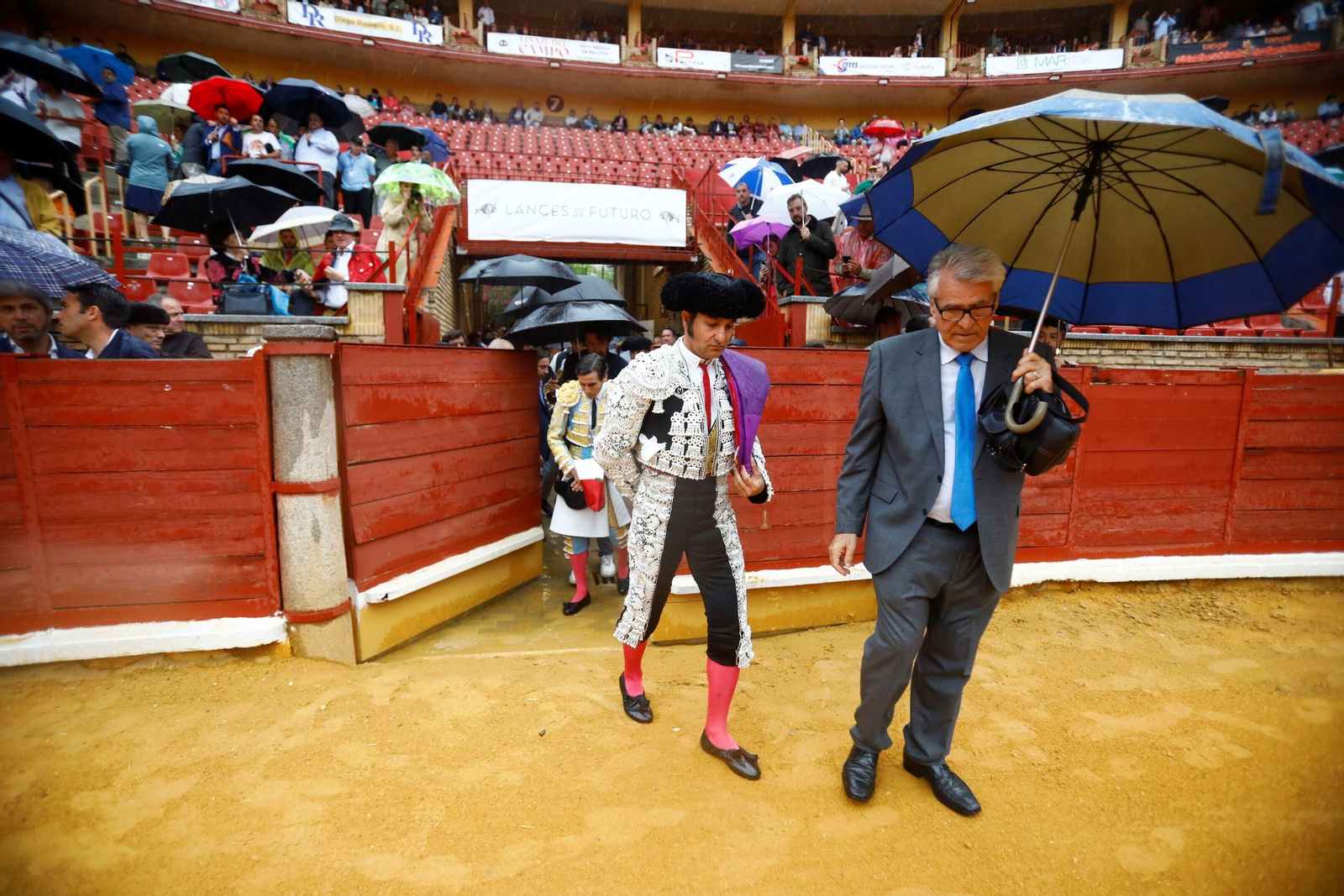 La lluvia obliga a aplazar la corrida de toros de este sábado en Córdoba, en imágenes