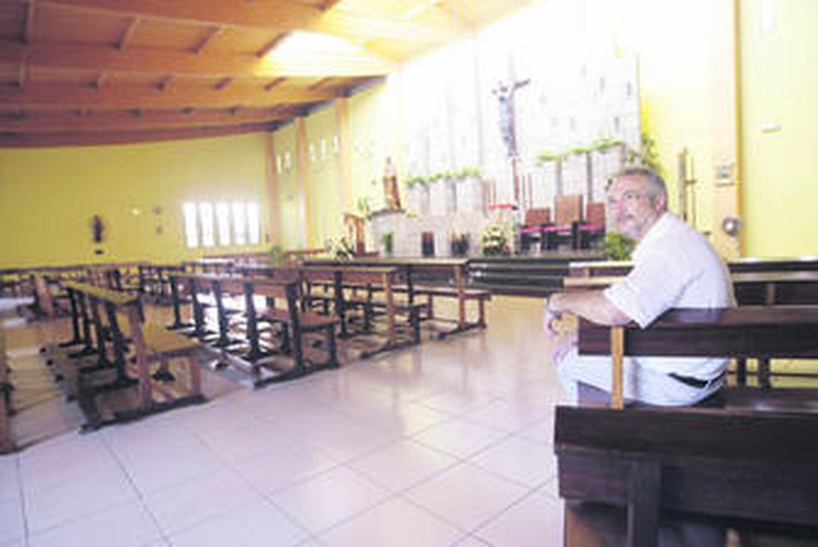 El arcipreste de La Línea, Francisco Núñez, espera que acudan sus feligreses.