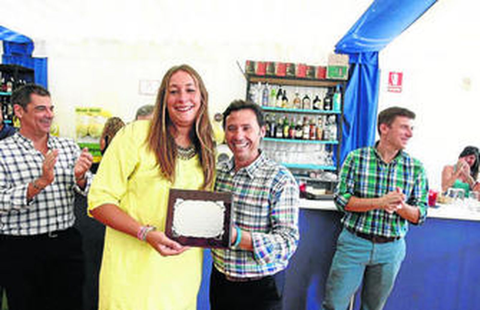 Imagen de la entrega del reconocimiento ayer al club femenino de rugby, ayer.