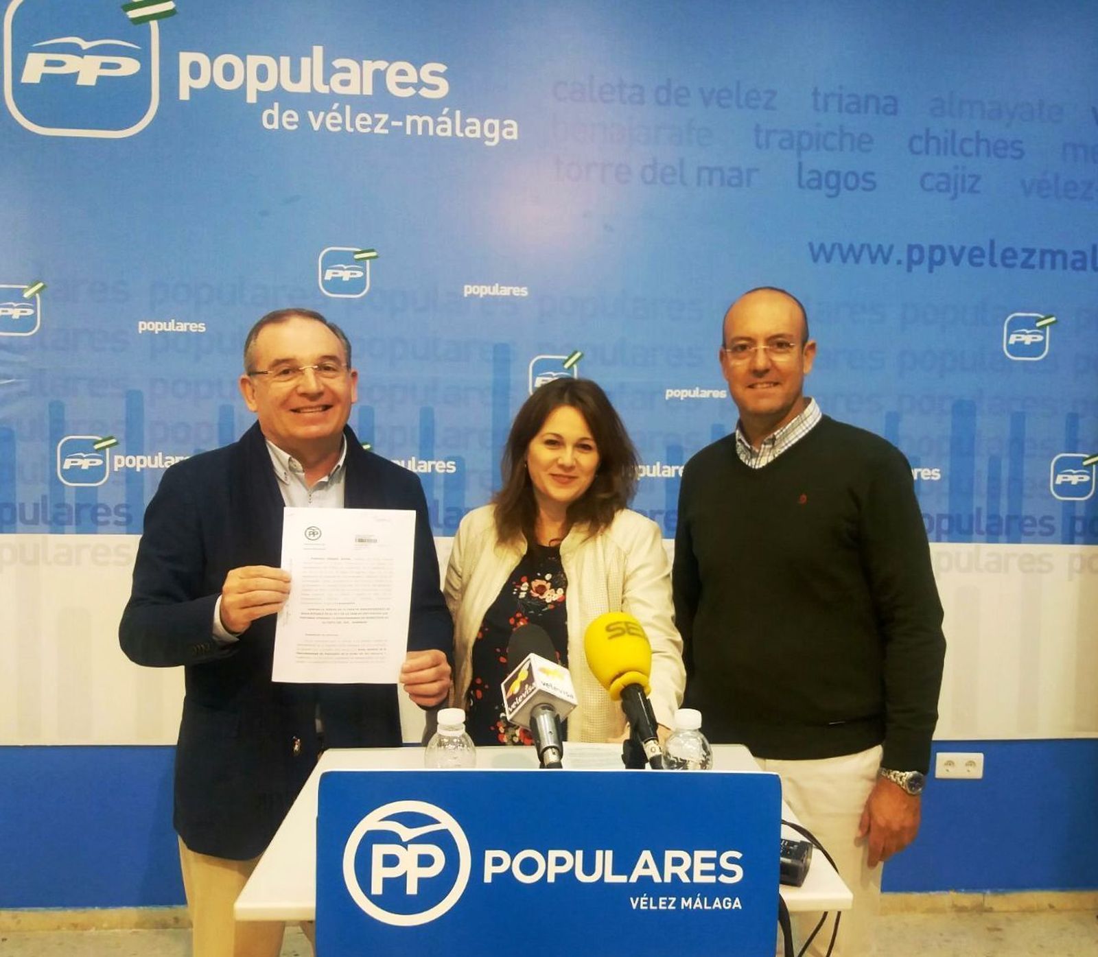 Rivas y Delgado Bonilla en la sede del PP de Vélez - Málaga.